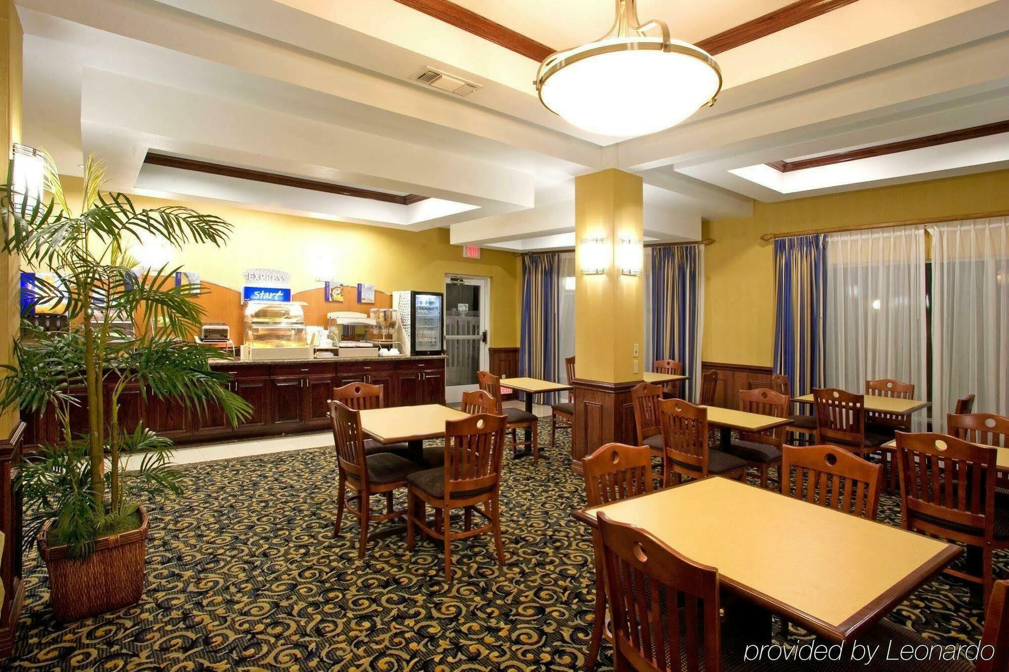 Holiday Inn Express Hotel And Suites Falfurrias Restoran gambar